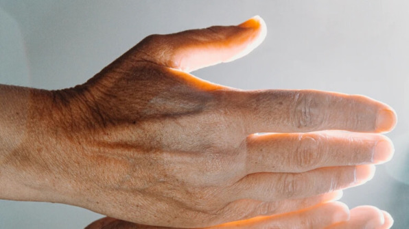 男性が老けて見られる原因となる体のパーツTOP５シワが目立つ・乾燥した”手の甲”